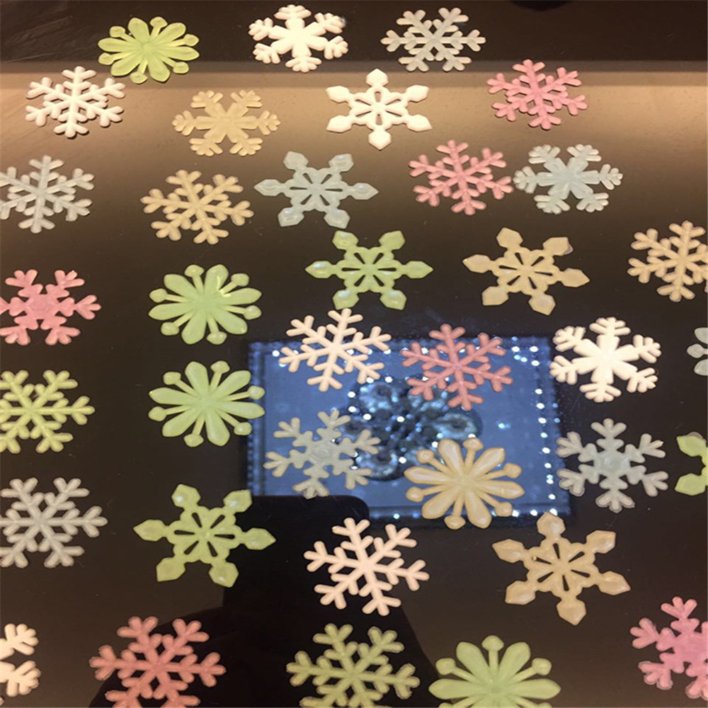 50PCS Kids Bedroom Fluorescent Glow In The Dark Snowflake Wall Stickers Gift