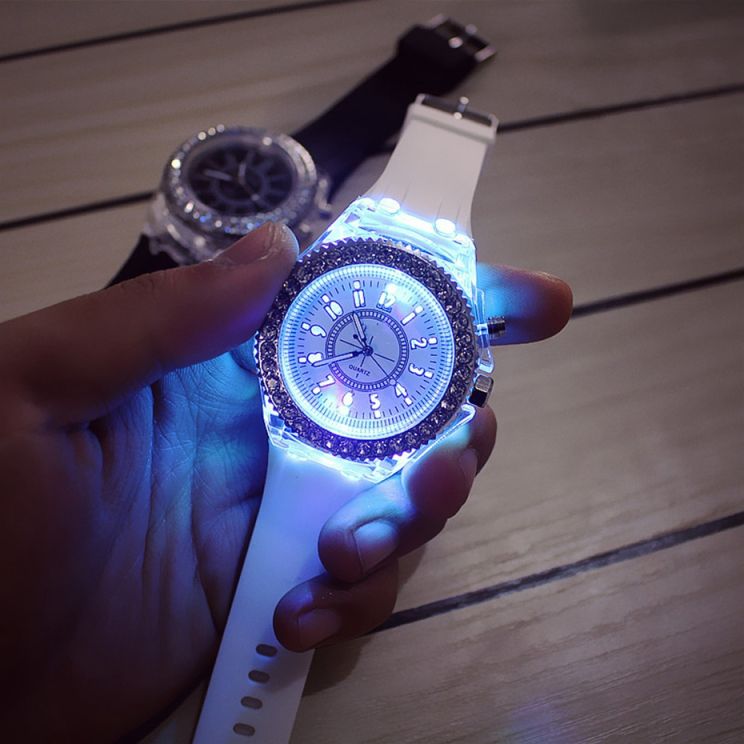 Led flash luminous watch personality trends students lovers cheap jellies woman men's watches 7 color light wristwatch